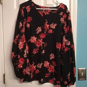 FLORAL V-NECK BUTTON-FRONT BLOUSE